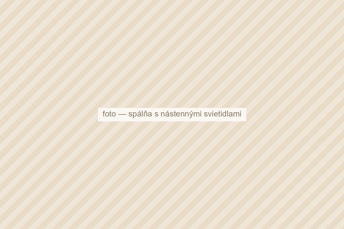 Spálňa s nástennými svietidlami pri posteli