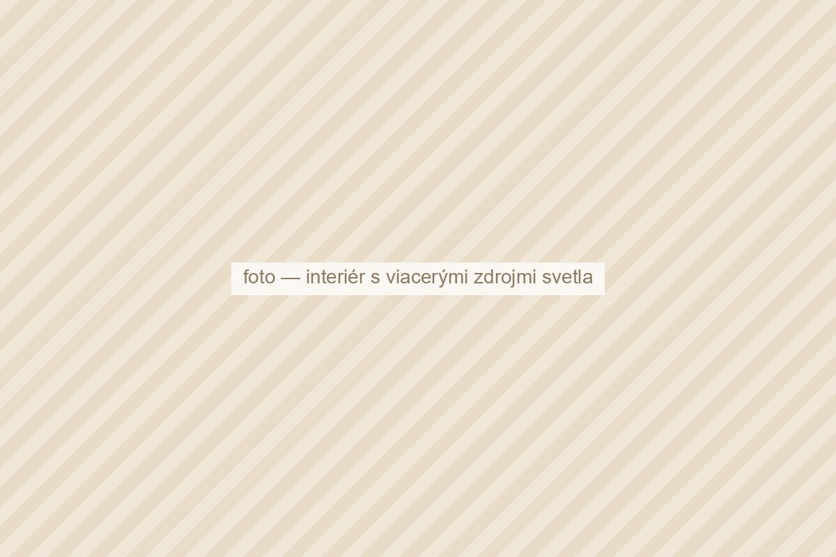 Interiér s viacerými svetelnými zdrojmi